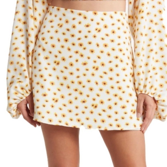 WeWoreWhat Mini Slip Skirt Ditsy Daisies Ivory - Picture 4 of 6